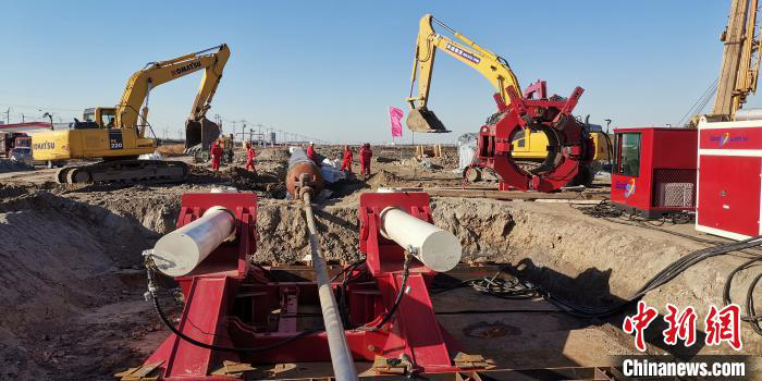 國內最大口徑最長距離管道海底定向鑽穿越成功2019.11.19 國內最大口徑最長距離管道海底定(dìng)向(xiàng)鑽穿越成功2019.11.19