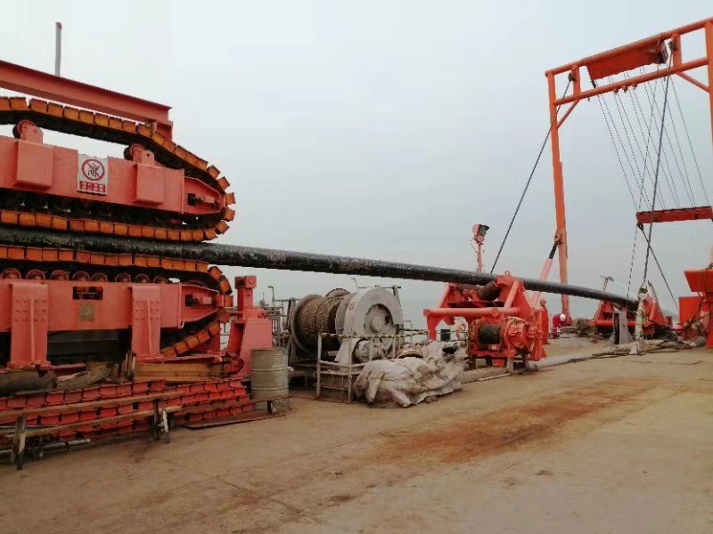 我（wǒ）公司負責施工的原渤西油（yóu）氣處理廠登陸（lù）管道與高沙嶺港區10萬噸級航道一期工程及防波堤一期工程交叉影（yǐng）響區域部分海底管道回收工程項目進展順利（lì）