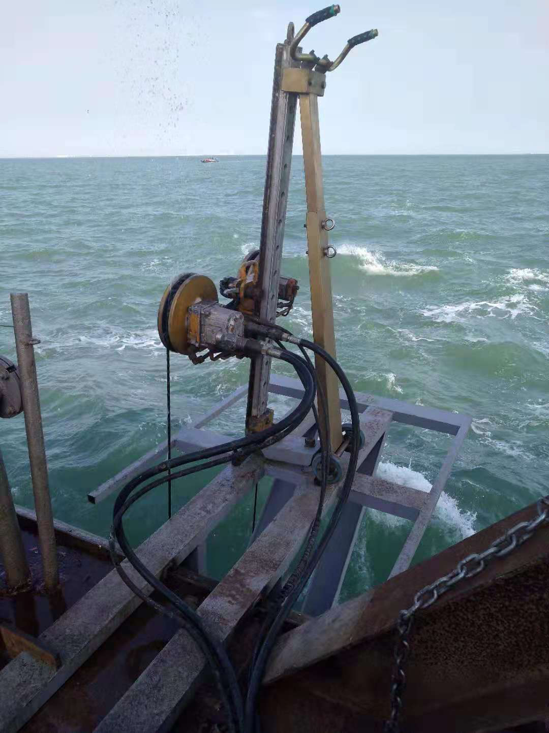 我公司負責施工的原渤西油氣處理廠登陸管道與高（gāo）沙嶺港區10萬噸（dūn）級（jí）航道一期工程及（jí）防波堤一期工程交叉影響區域部分海底管道回收工程項目進展（zhǎn）順利