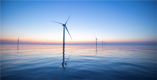 國內首台平價（jià）海上高定（dìng）機型完成吊裝！