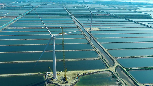 高鐵可靠性基因賦能，中車株洲所12MW海上雙饋風（fēng）電機組成功吊裝