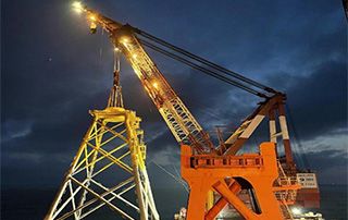 我國首個（gè）離岸最遠（yuǎn）、單機容量最大的深（shēn）水區海上風電項目首台風（fēng）機基礎導管架完成吊裝