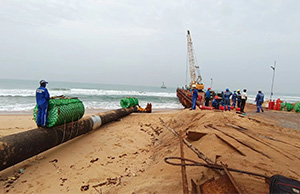 尼日爾-貝寧原油外輸管線項目海上終端工（gōng）程-近岸段海底（dǐ）管線均已順利拖拉（lā）就位