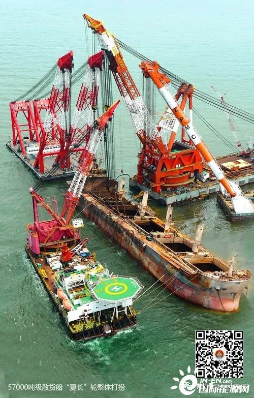 全球首例！半（bàn）潛船配合浮吊船成功安裝海上升壓站（zhàn）導（dǎo）管架（jià）