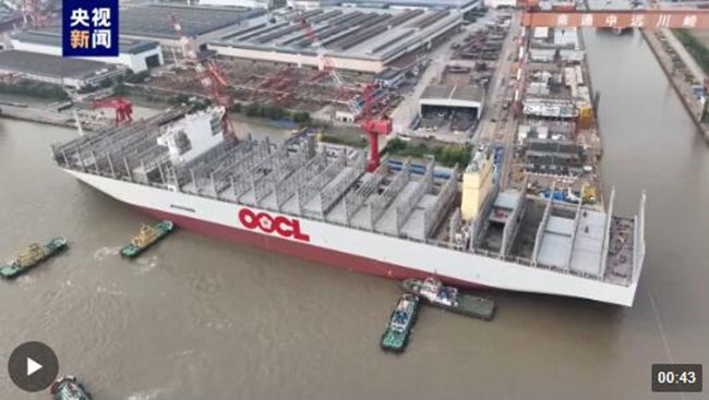 399.99米長！全球（qiú）最大集裝箱船完成出（chū）塢