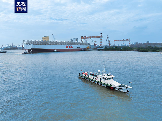 399.99米長！全球最（zuì）大集裝箱船完成出塢