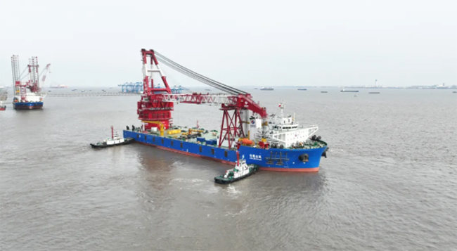 3600T自航式全回轉（zhuǎn）起重船“電建誌高”啟航