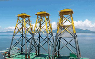 全（quán）球首台（tái）“導管架（jià）風機+網箱”風漁融合一（yī）體（tǐ）化裝備順利完成海上安裝