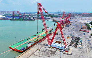 292米！全球葉輪（lún）直徑最（zuì）大風電葉（yè）片在東方八所港裝船（chuán）出海