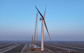 中國中車“啟航號”20MW漂浮式海上風電機組（zǔ）成功吊裝